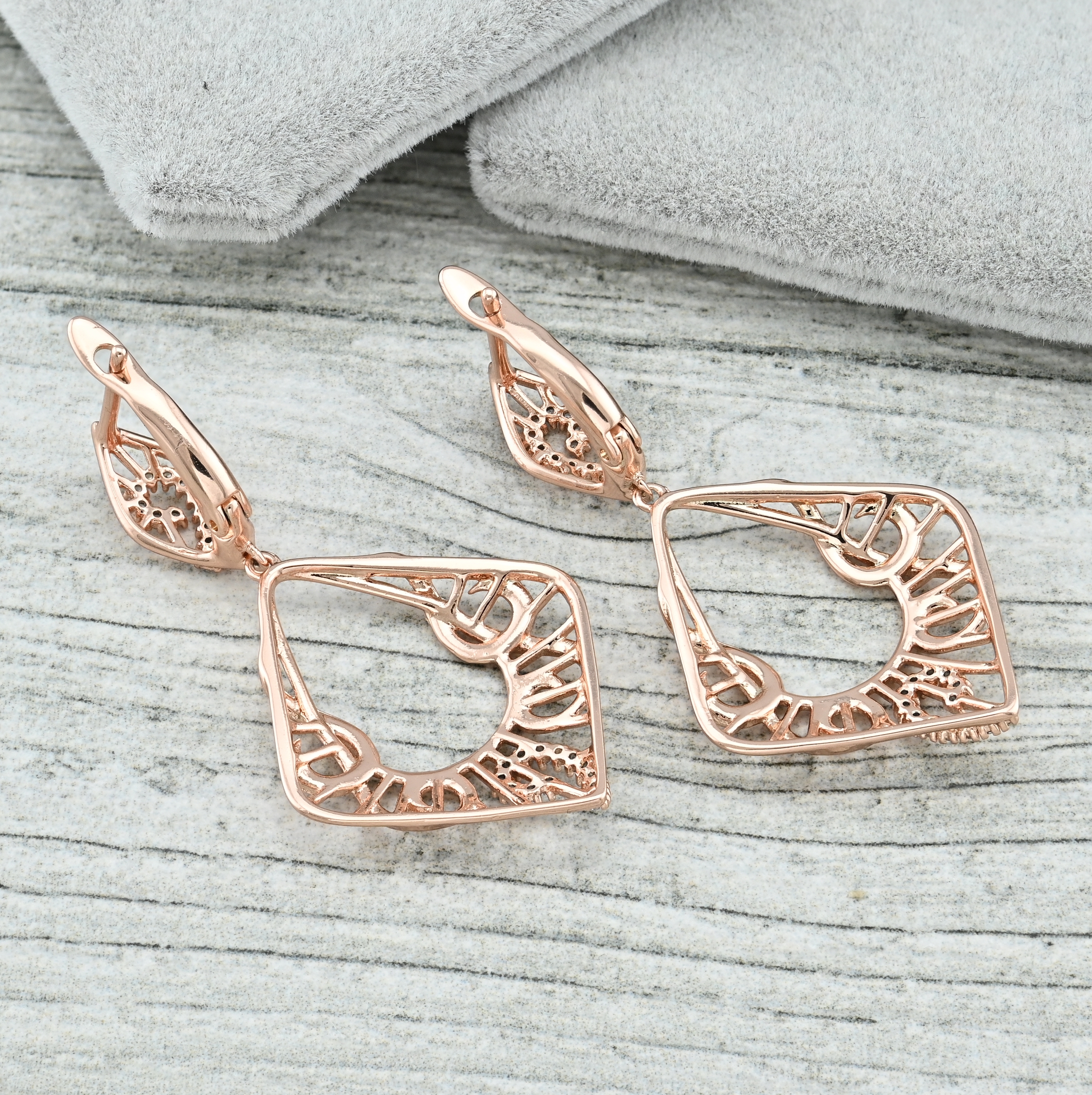 

Серьги Xuping 35178 размер 40х22 мм белые фианиты вес 4.0 г позолота РО