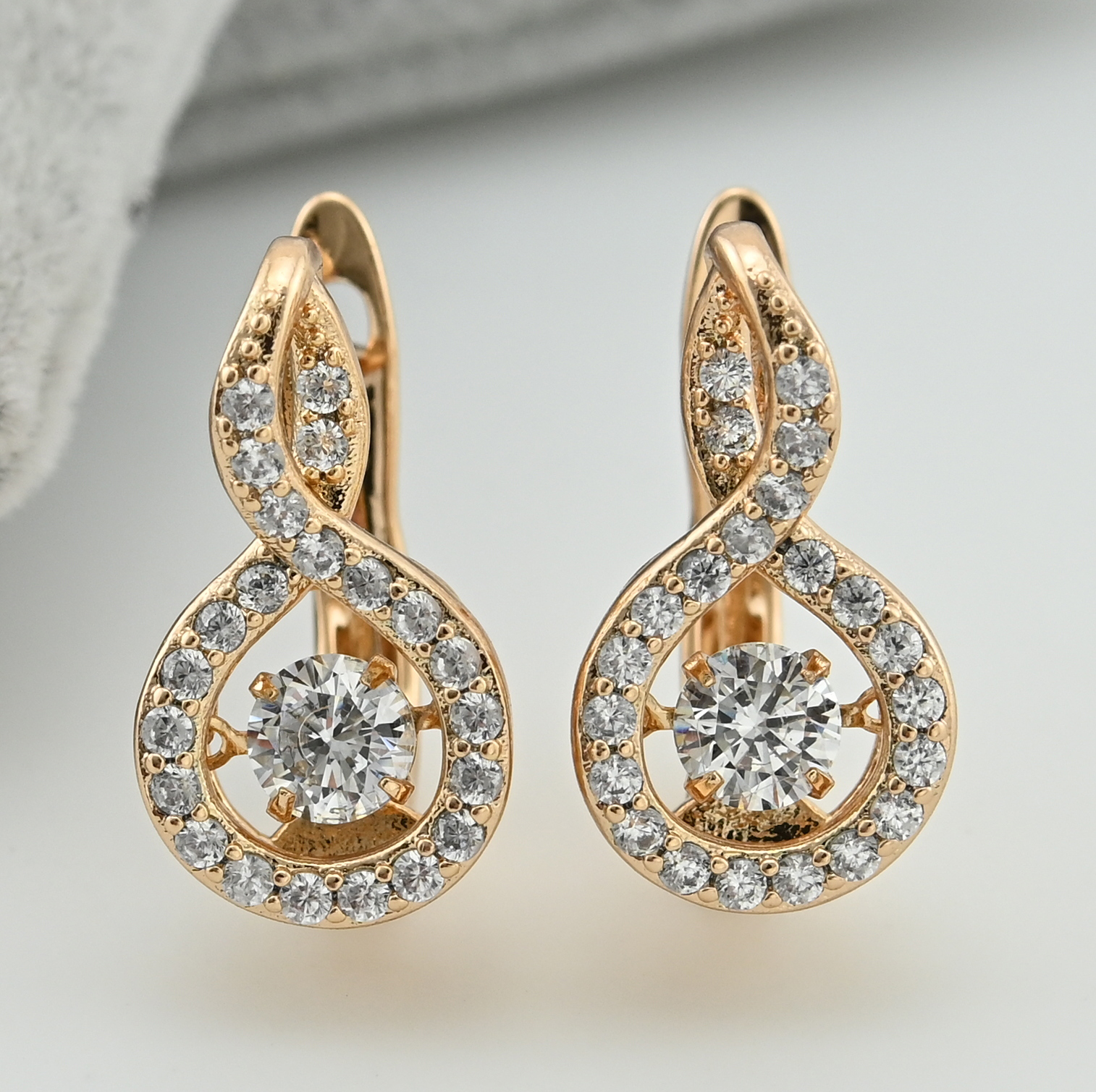 

Серьги Xuping 35148 размер 17х9 мм белые фианиты вес 2.7 г позолота 18К
