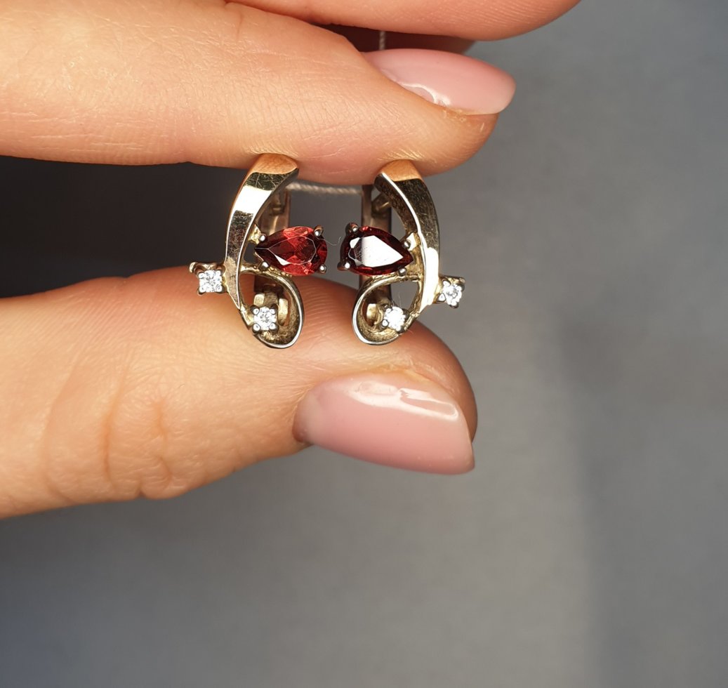 

Сережки серебряные с гранатом 4,09 г