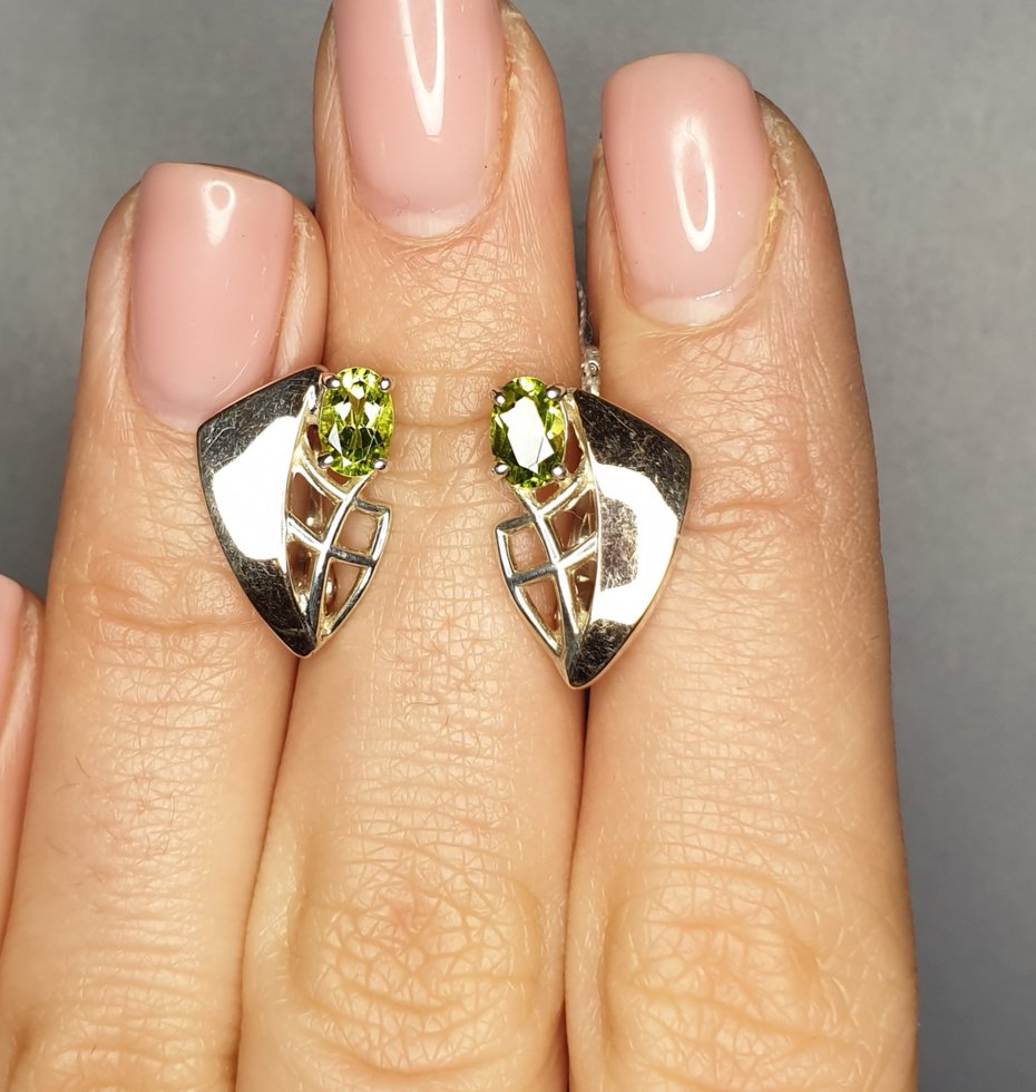 

Сережки серебряные с хризолитом 3,95 г