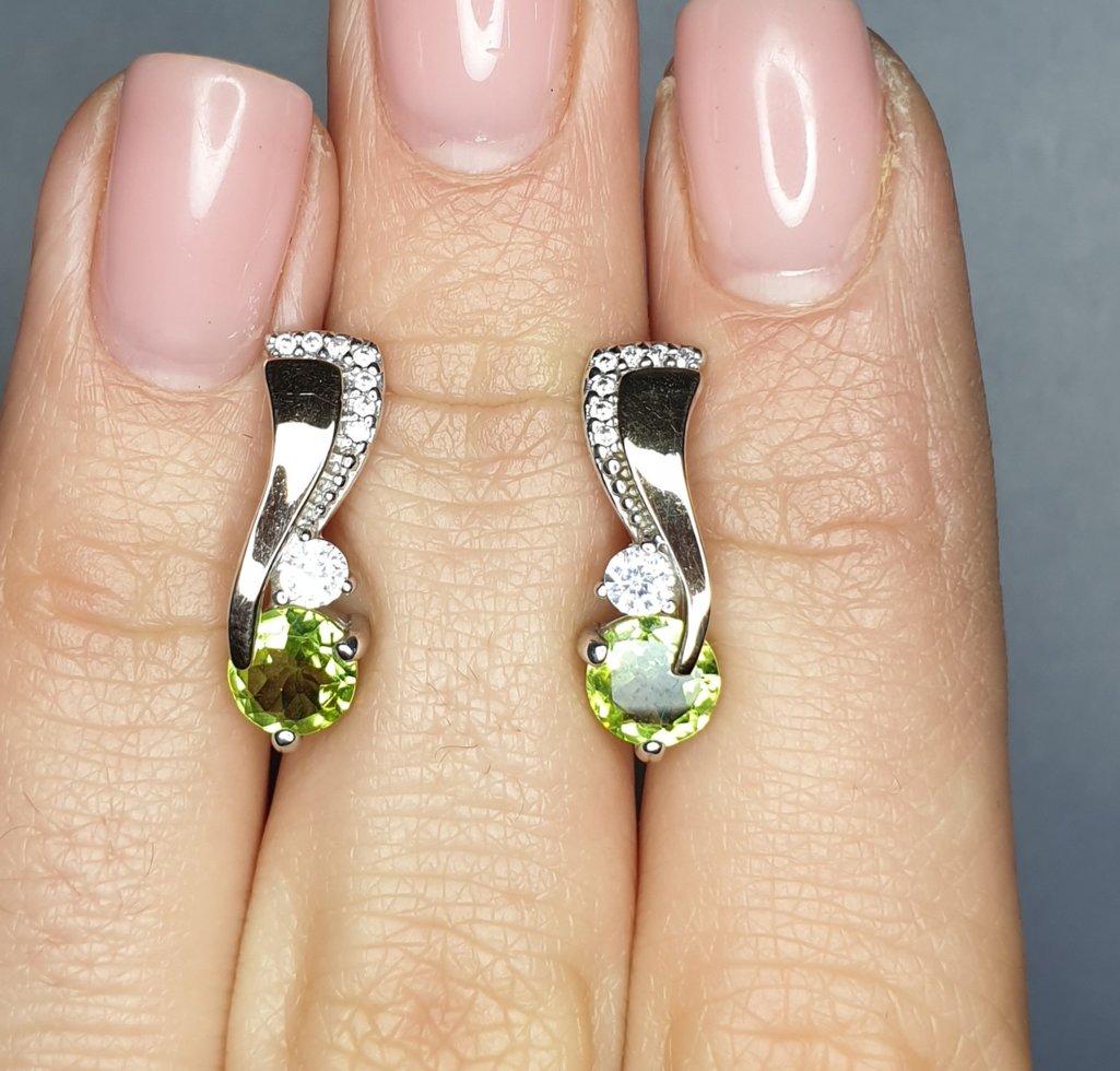 

Сережки серебряные с хризолитом и кубическим цирконием 3,64 г