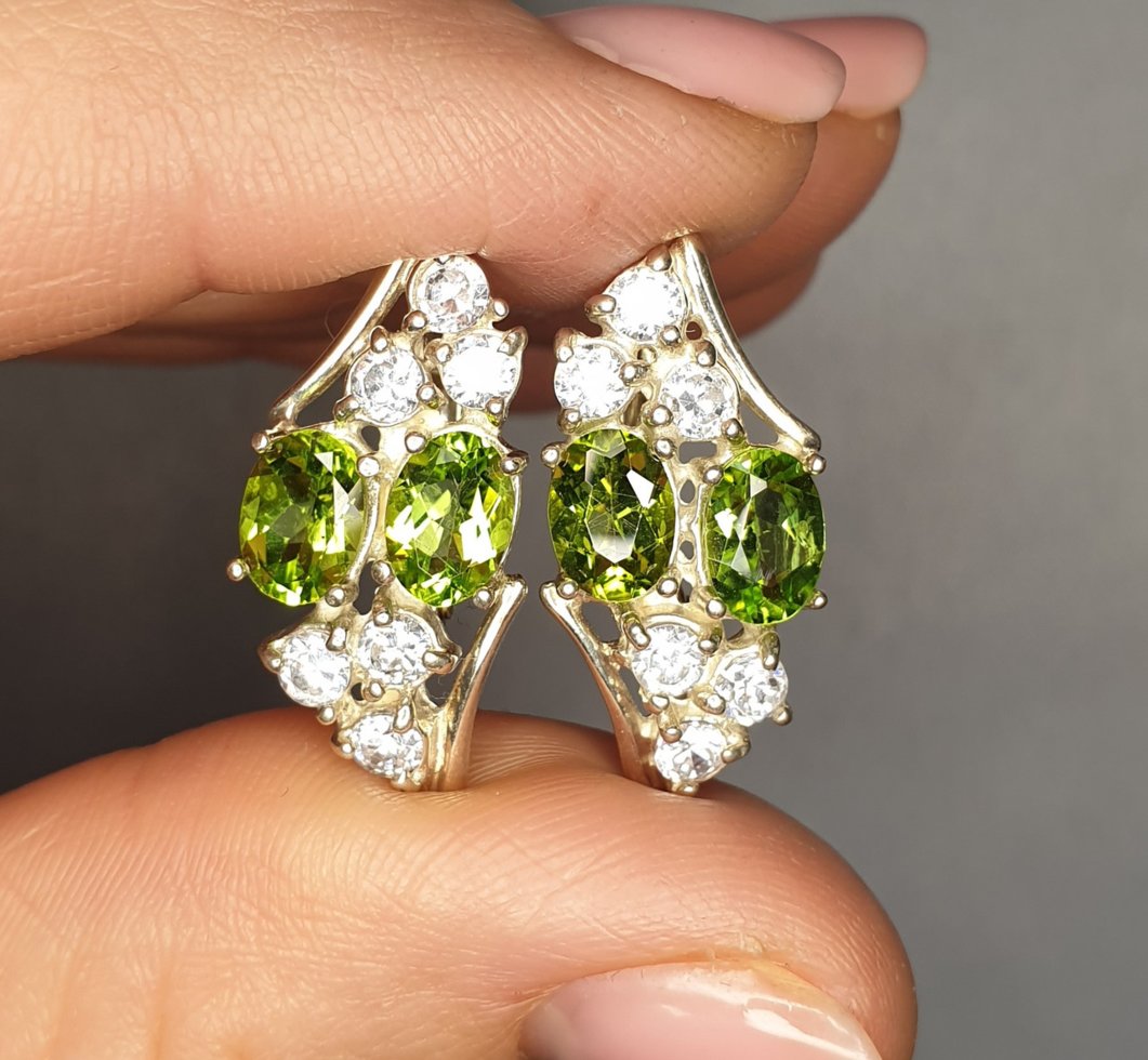 

Сережки серебряные с хризолитом и кубическим цирконием 4,84 г