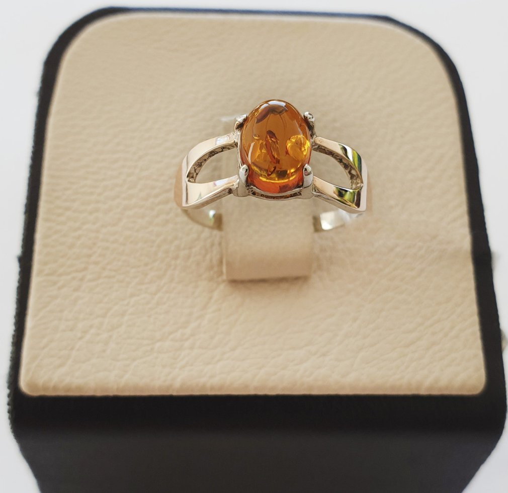 

Кольцо серебряное с янтарем 17 1,72 г