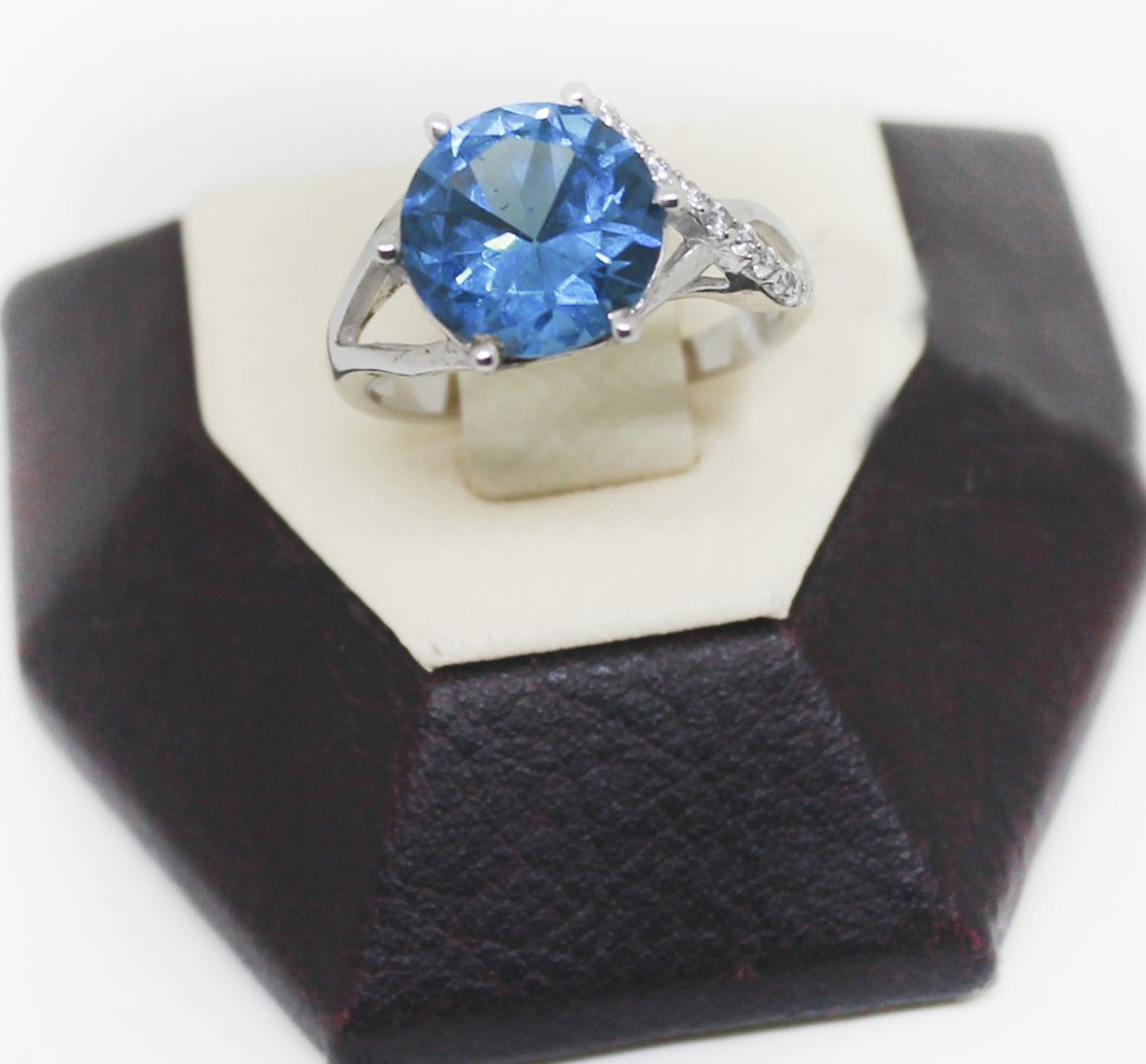 

Кольцо серебряное с кварцем London blue "Индия" 17 3,29 г