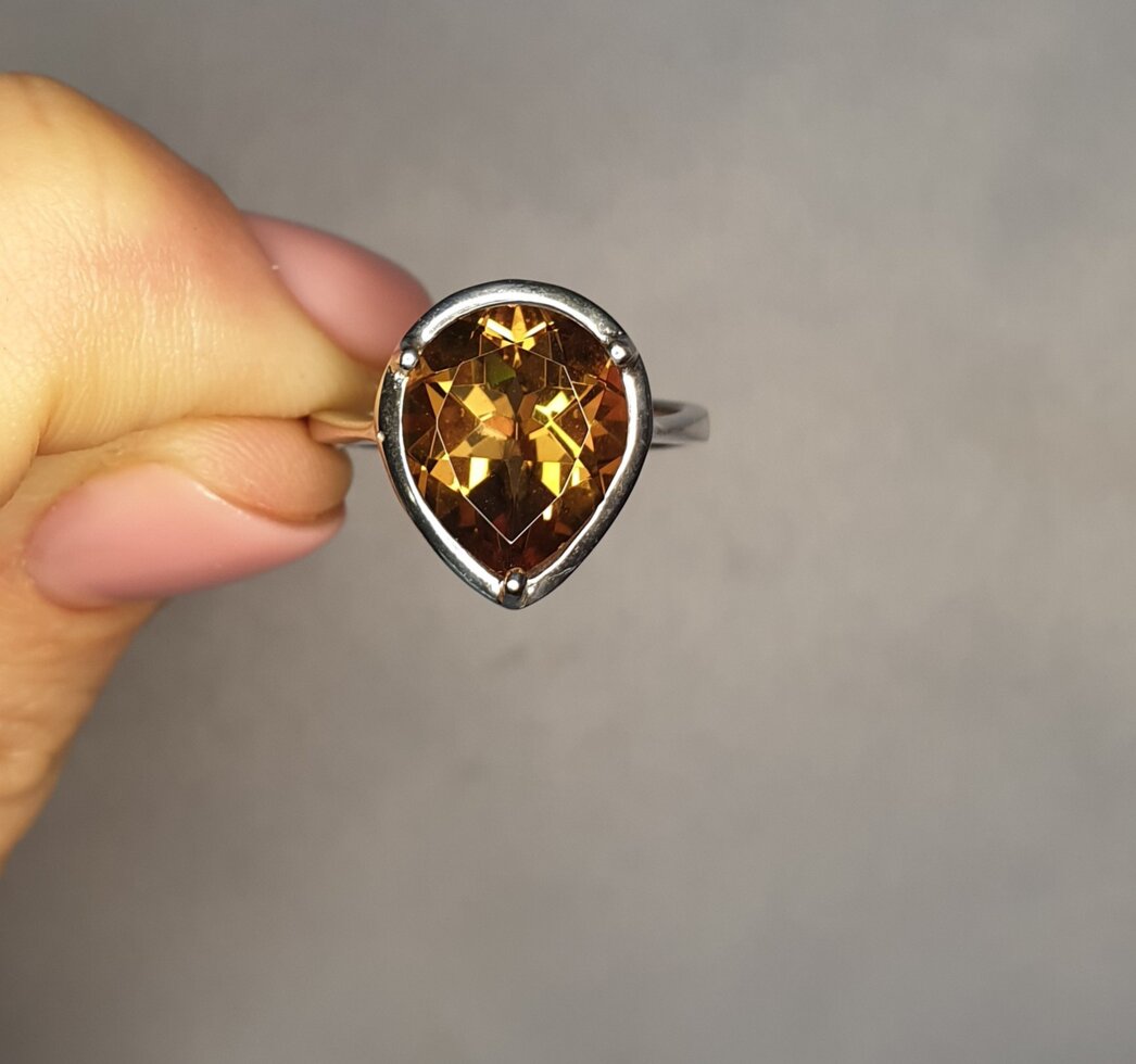 

Кольцо серебряное с султанитом 17 3,56 г