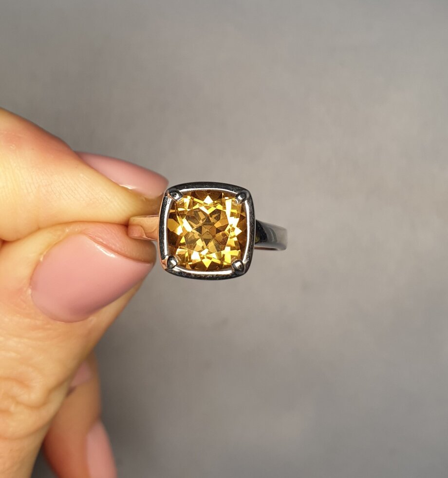 

Кольцо серебряное с султанитом 18 4,96 г