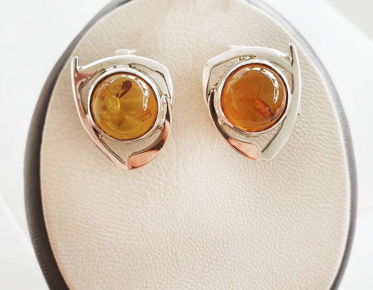 

Сережки серебряные с янтарем 7,8 г