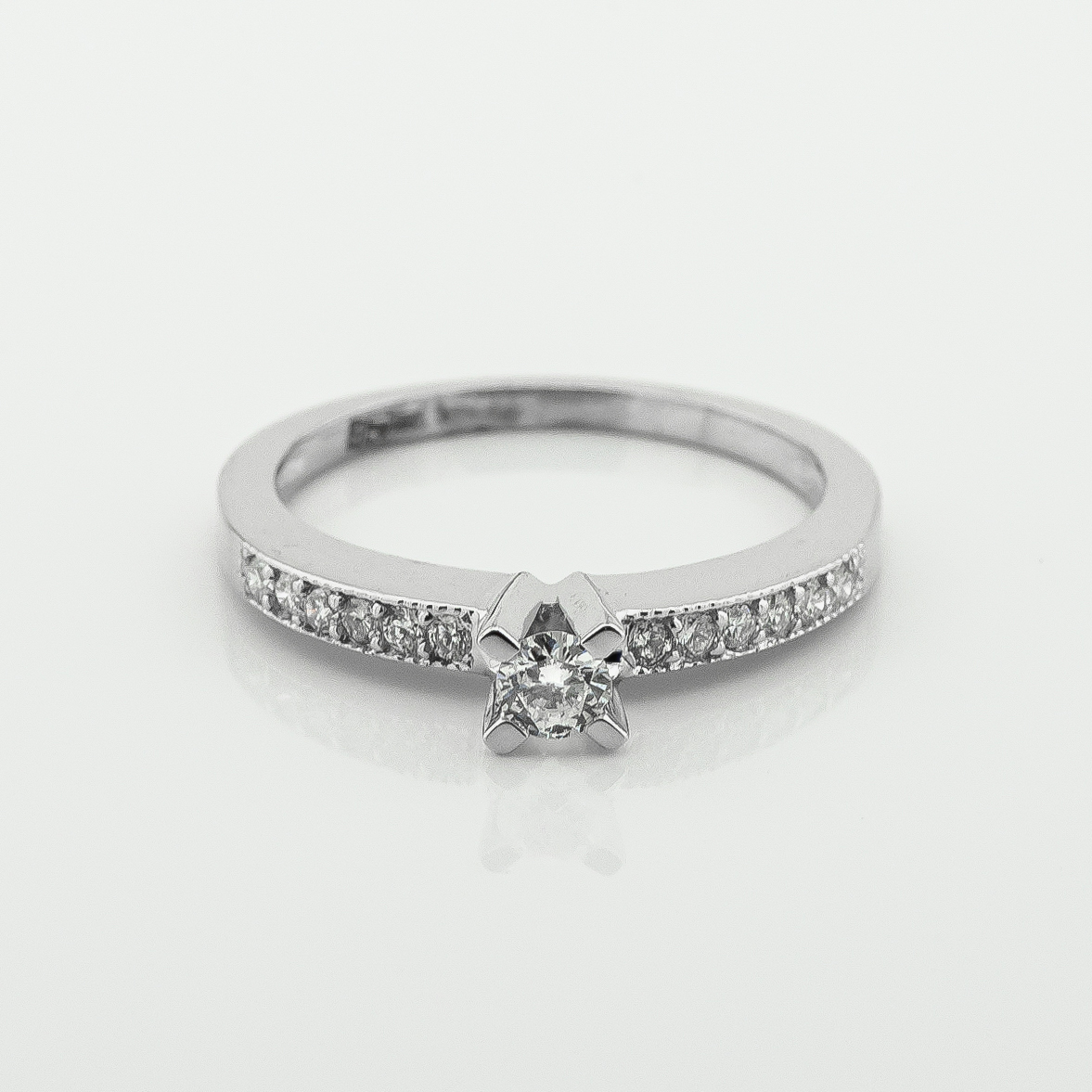 

Золотое кольцо с бриллиантами 511621 Диамант, 16 размер