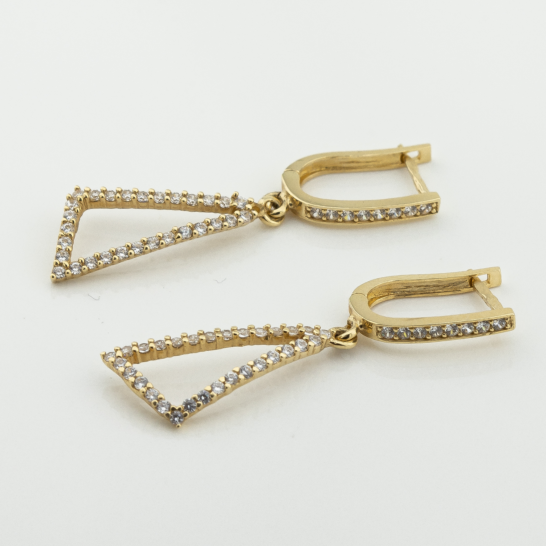 

Серьги из желтого золота с фианитами c121909 Диамант