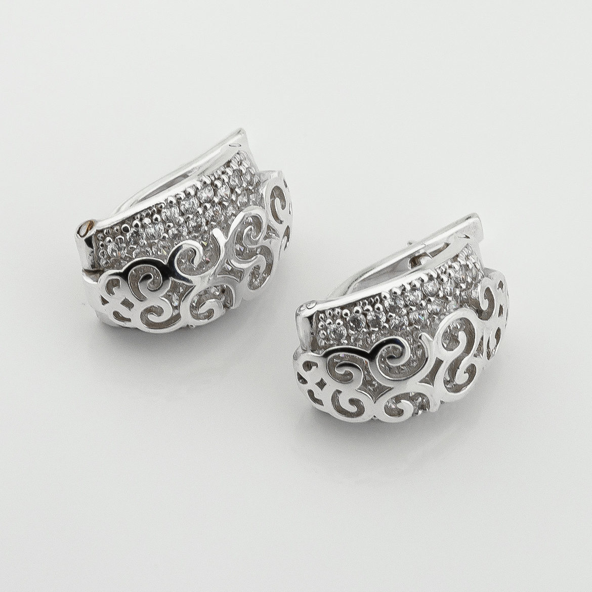 

Серебряные серьги с фианитами с820ф Диамант