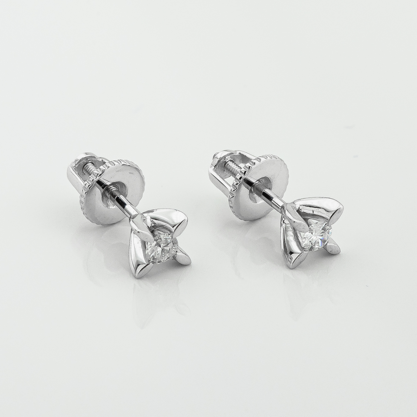 

Золотые серьги-гвоздики с бриллиантами 511644 Диамант