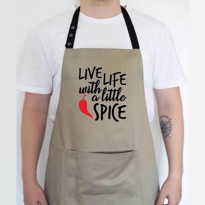 

Прикольный фартук для кухни с надписью "Live life with a little spice" бежевый