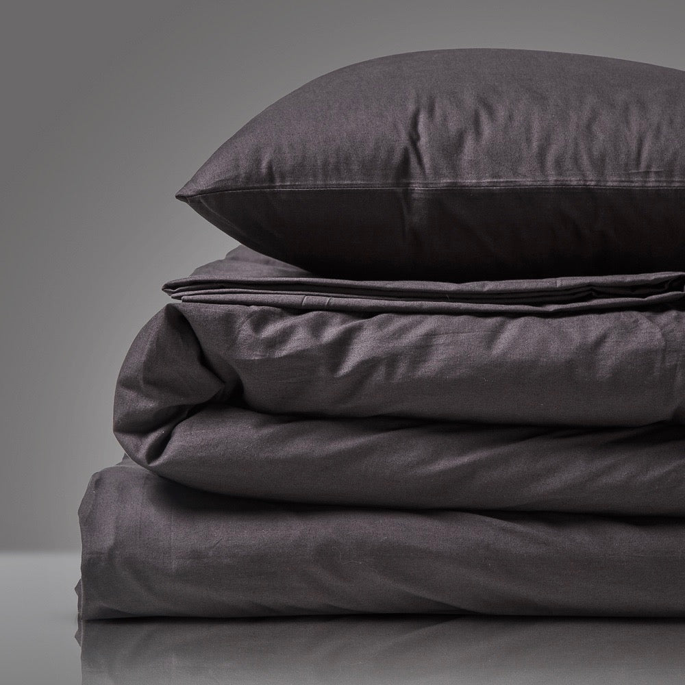 

Постельное белье Home me Таинственность встречи Полуторный комплект с простыней на резинке (100х200х40см150х210см+50 х75см) Пепельно-черный