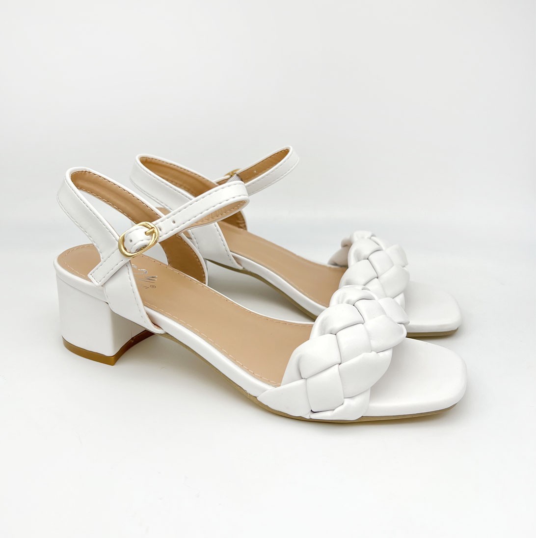 

Босоножки женские Small Swan 38 24 см. белые 1116