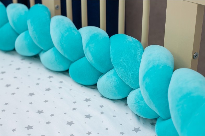 

Бортик косичка защита ручной работы в детскую кроватку кровать велюровый с завязками 120х20 см на одну сторону кроватки (85299-Нов) Мятный