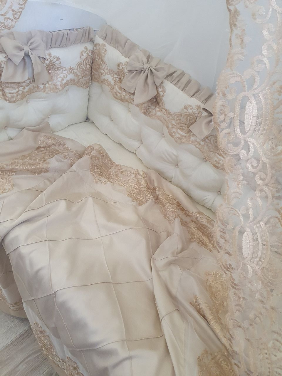 

Постельный комплект для новорожденных Золотые короны