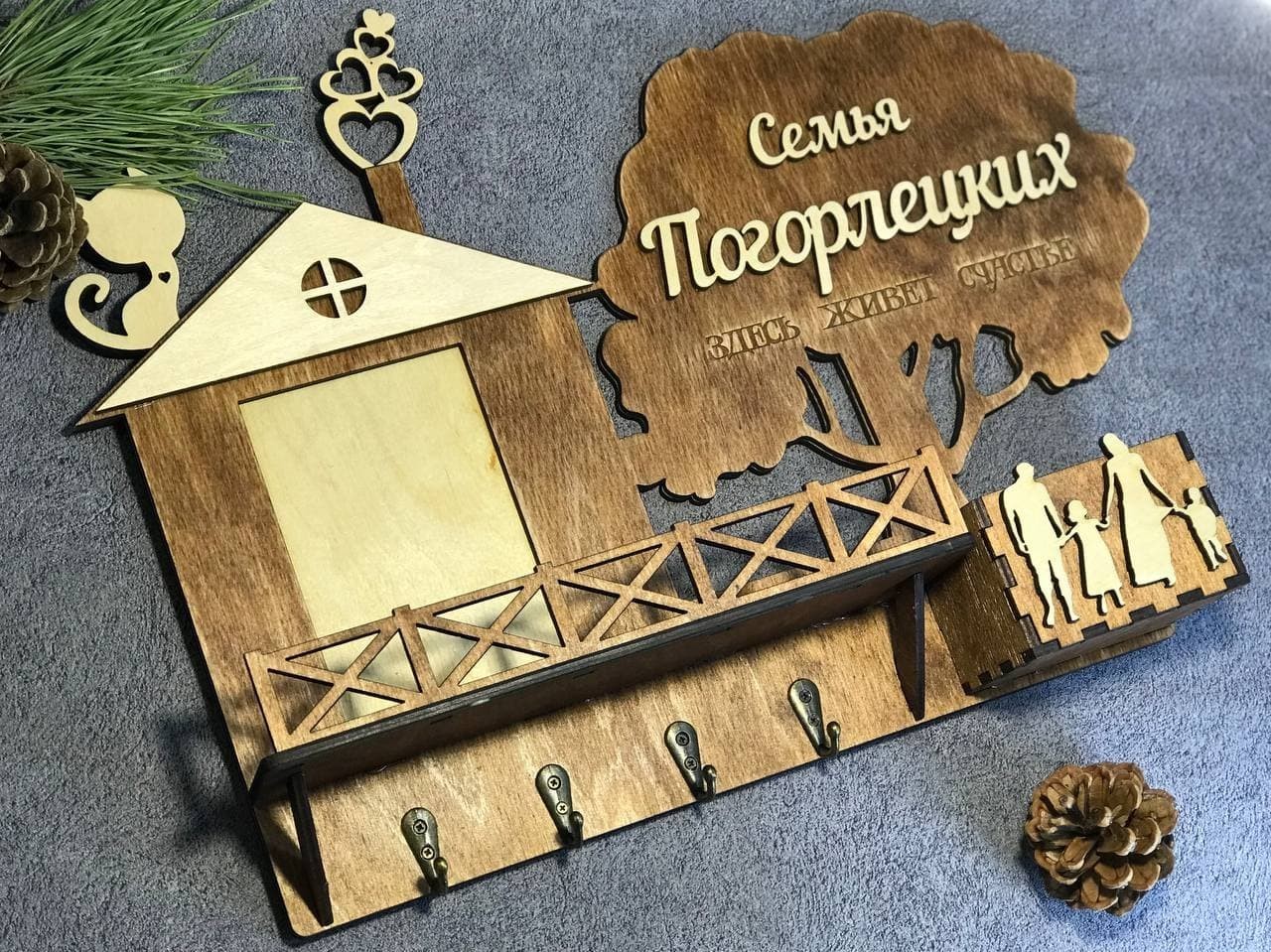 

Ключница Семья из дерева 44х32см