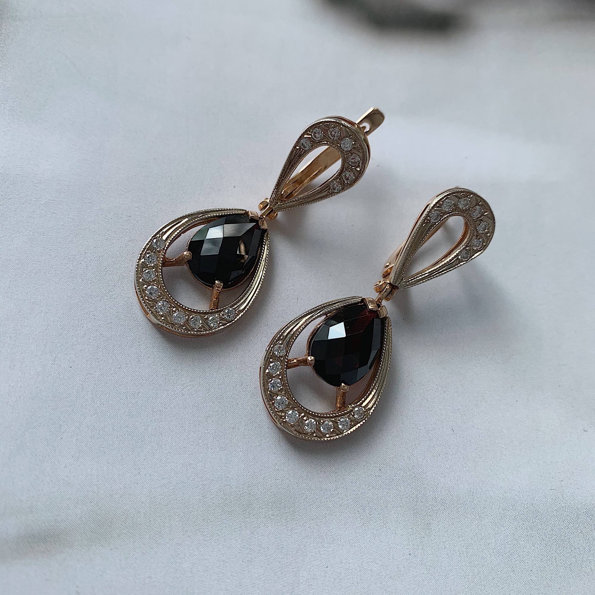

Серьги из красного золота с гранатом и фианитами 100785