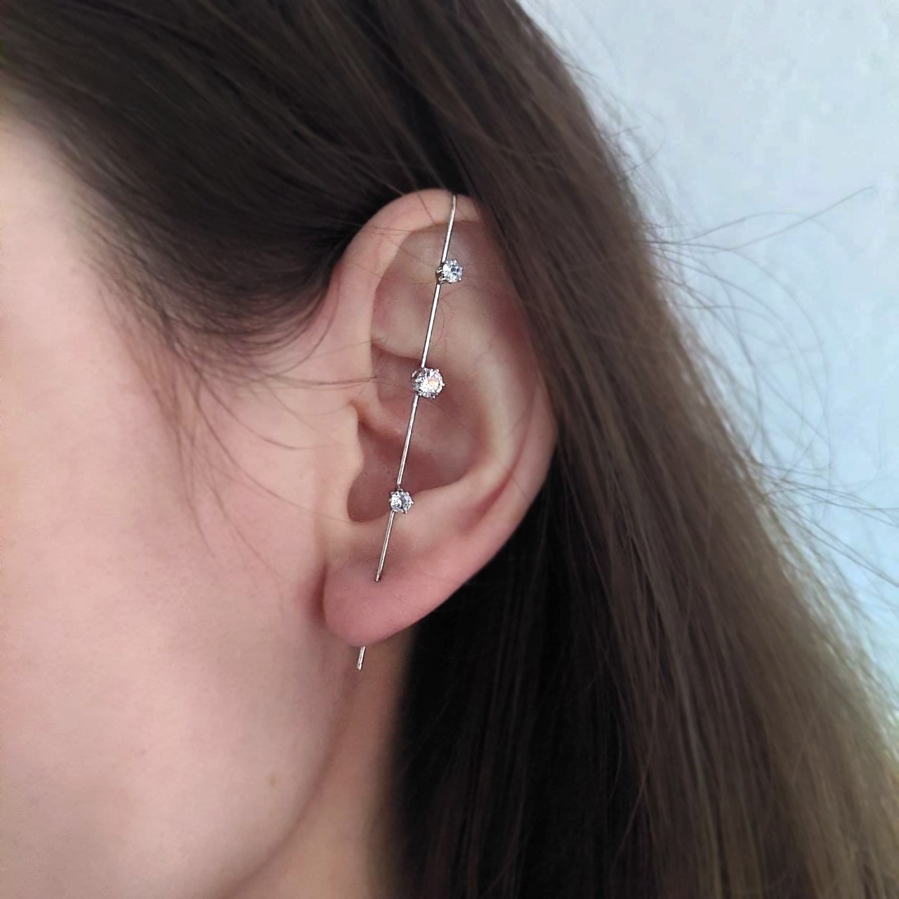 

Сережка кафф в форме крючка MK1146 с камнями