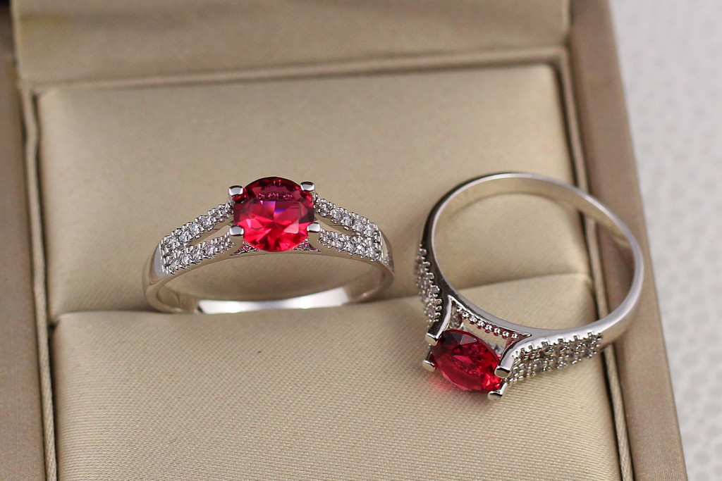 

Кольцо Xuping Jewelry с красным камнем на ножке из двух дорожек с камешками р 19 серебристое