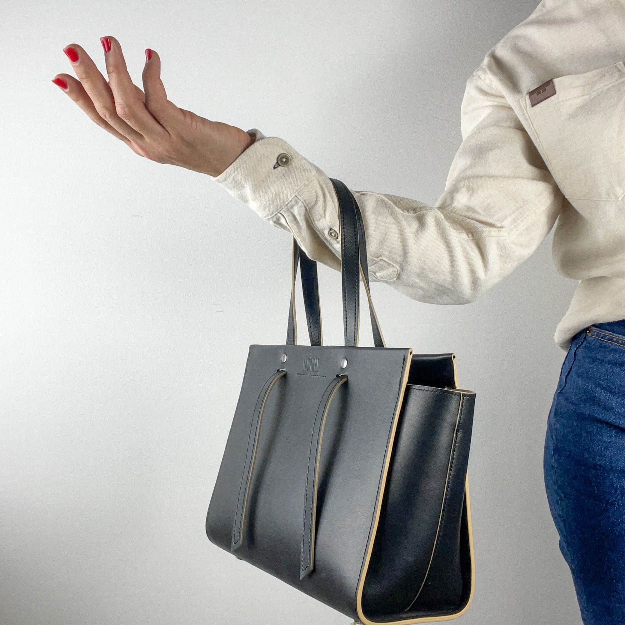 

Черная люксовая женская сумка кроссбоди из натуральной кожи Lamponi Trapez black