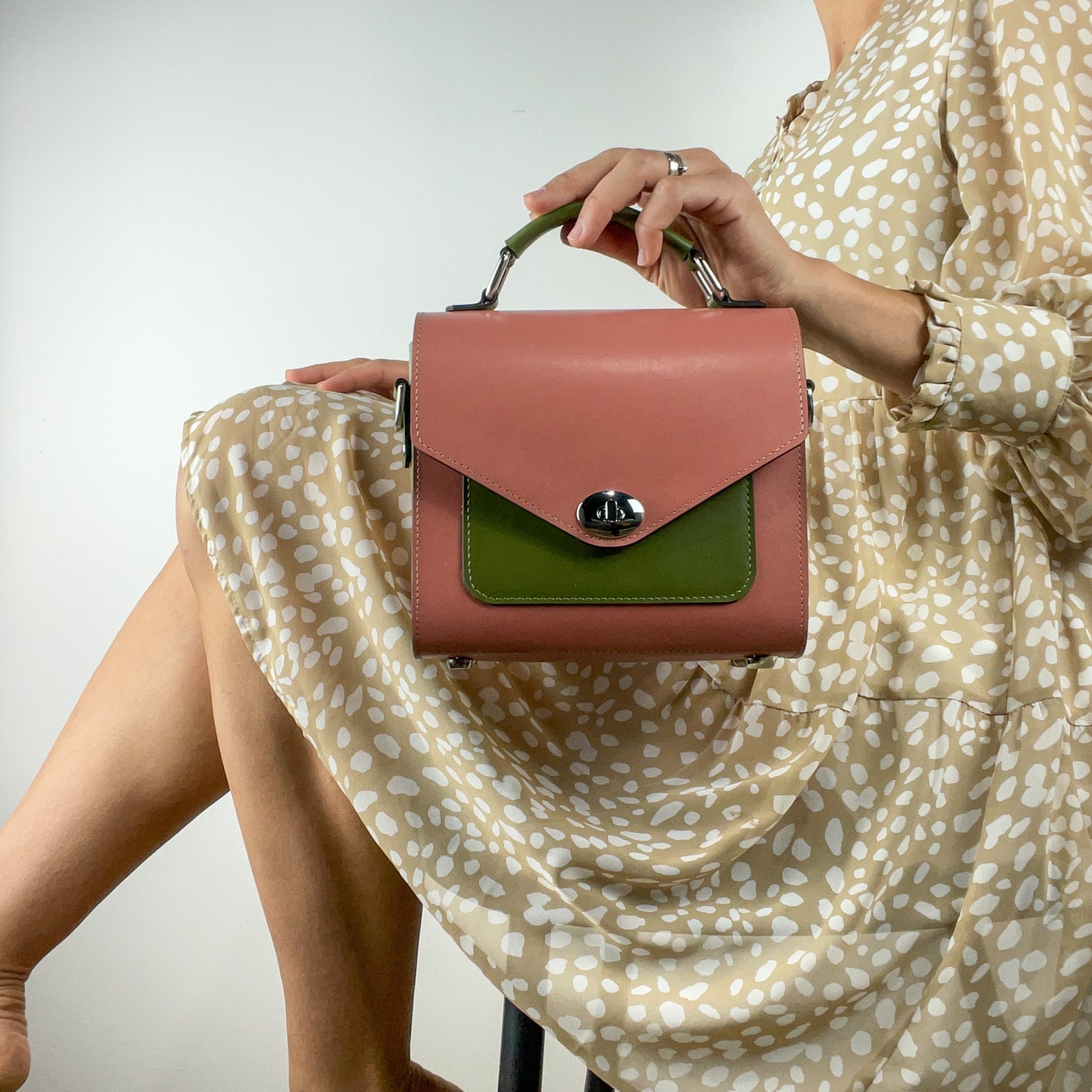 

Яркая люксовая розово-зеленая женская сумочка из натуральной кожи Lamponi Chest one pink/green