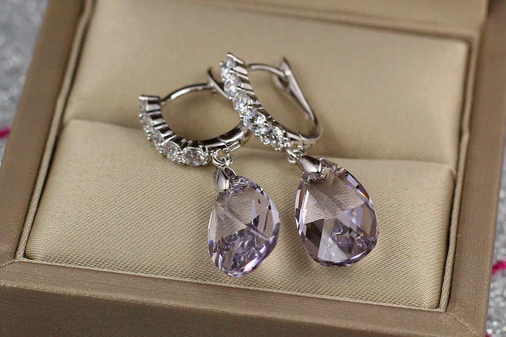 

Серьги Xuping Jewelry прозрачный сиреневый камень на ушке из фианитов 3.5 см серебристые