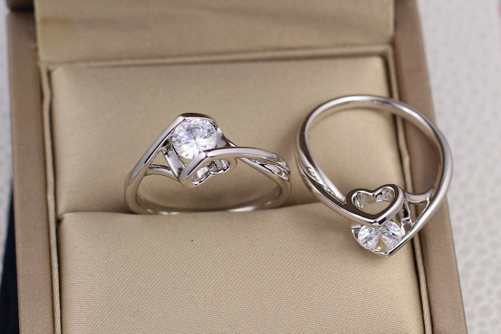

Кольцо Xuping Jewelry белый фианит на ножке сердечком р 19 серебристое