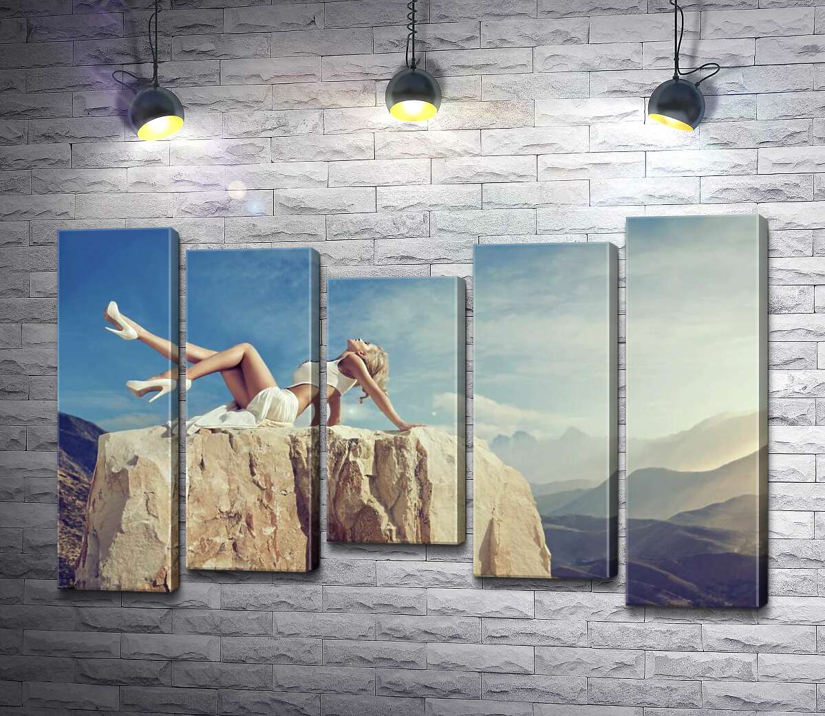 

Модульная картина ArtPoster Модель позирует на скале среди горных хребтов 130x84 см Модуль №28