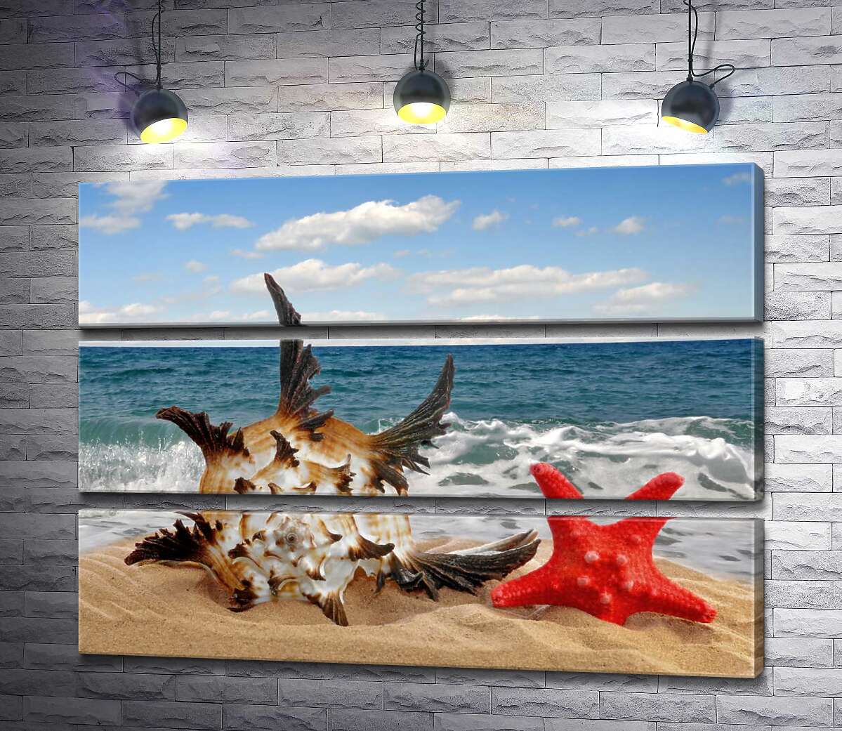 

Модульная картина ArtPoster Нежная ракушка, с острыми концами, и красная морская звезда зарылись в пляжный песок 83x60 см Модуль №13
