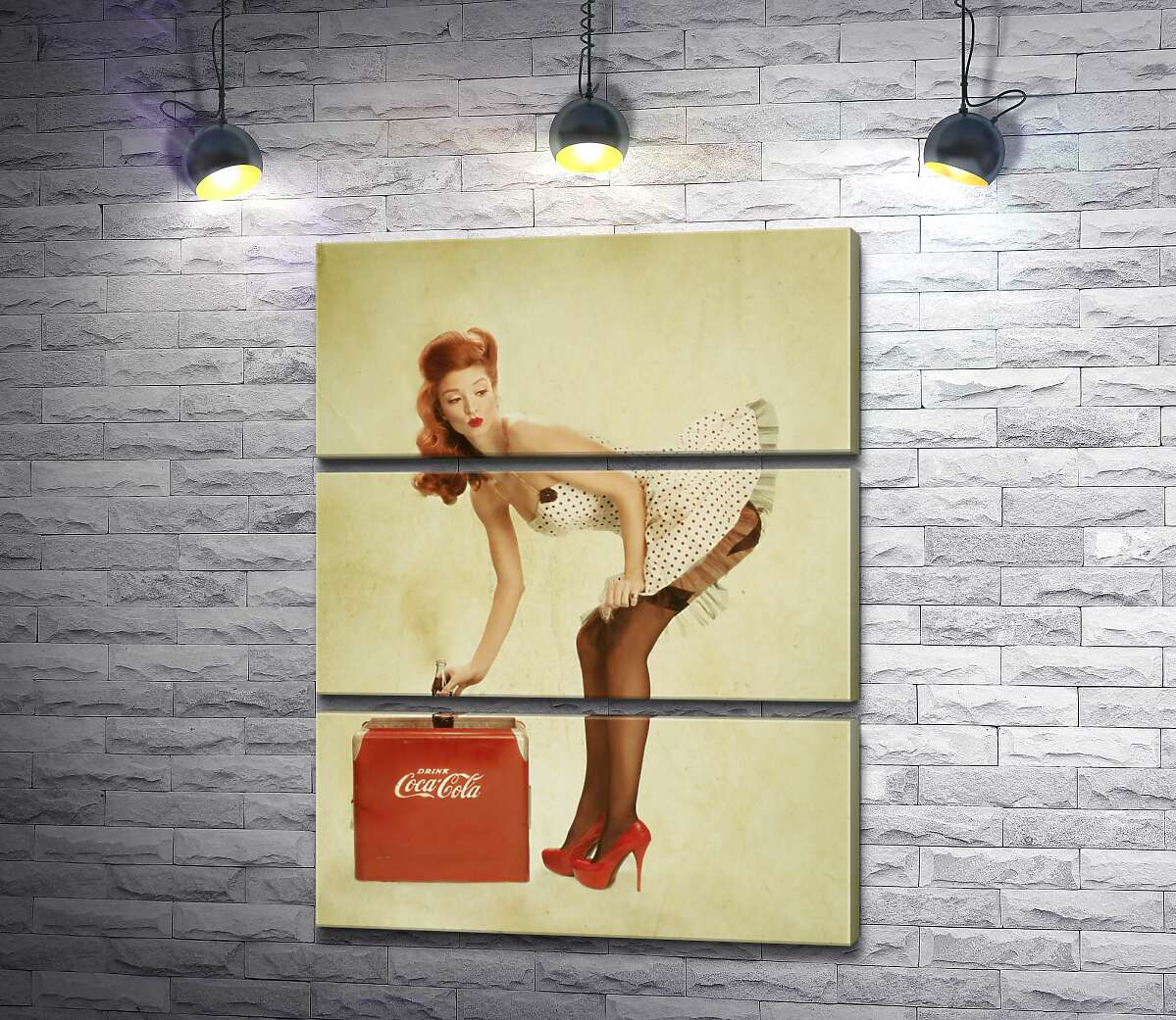 

Модульная картина ArtPoster Пин ап красавица в белом платье нагнулась за бутылкой Кока-колы 50x66 см Модуль №13
