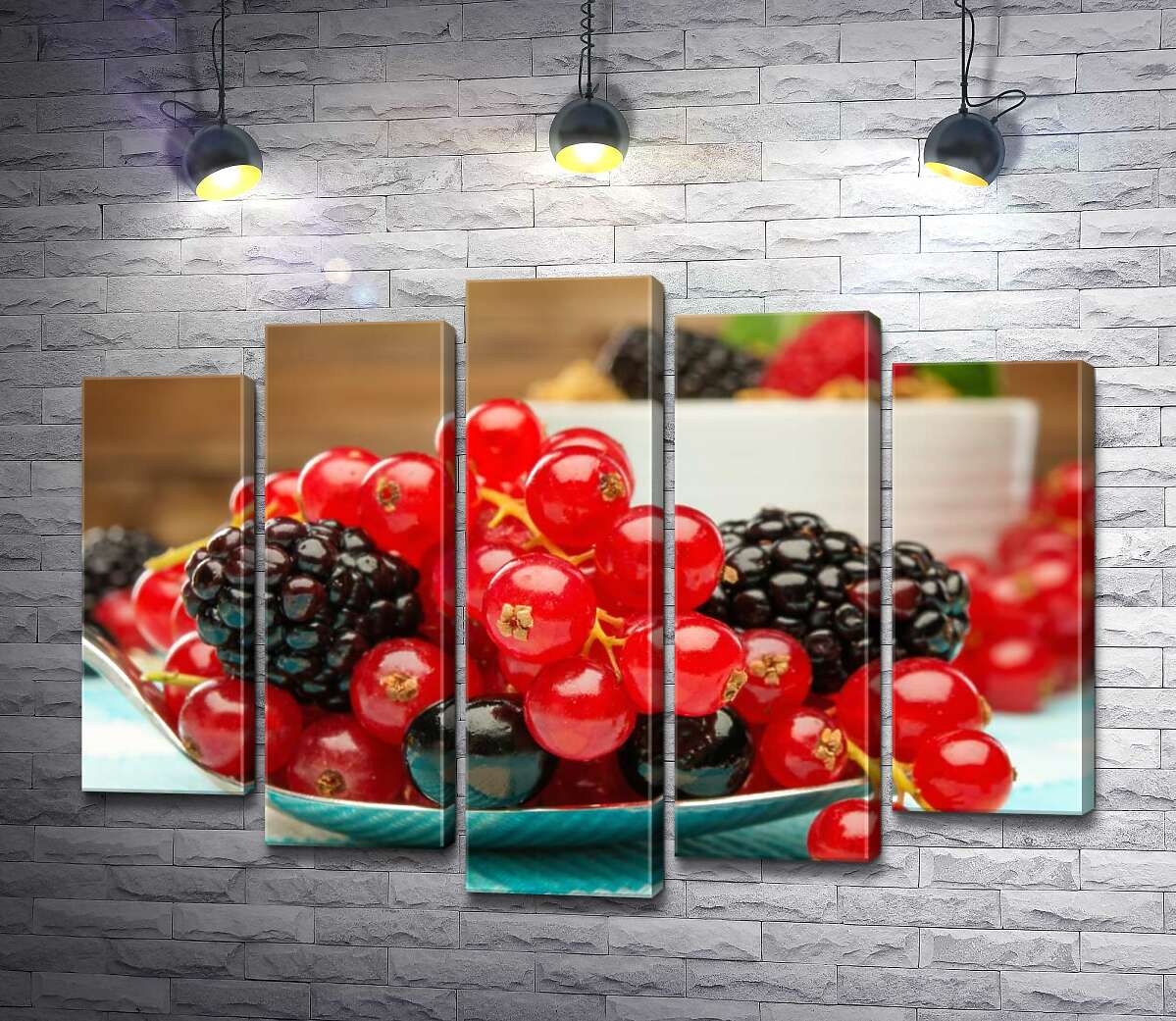 

Модульная картина ArtPoster Яркое сочетание красной смородины и шелковицы на тарелке 100x73 см Модуль №26