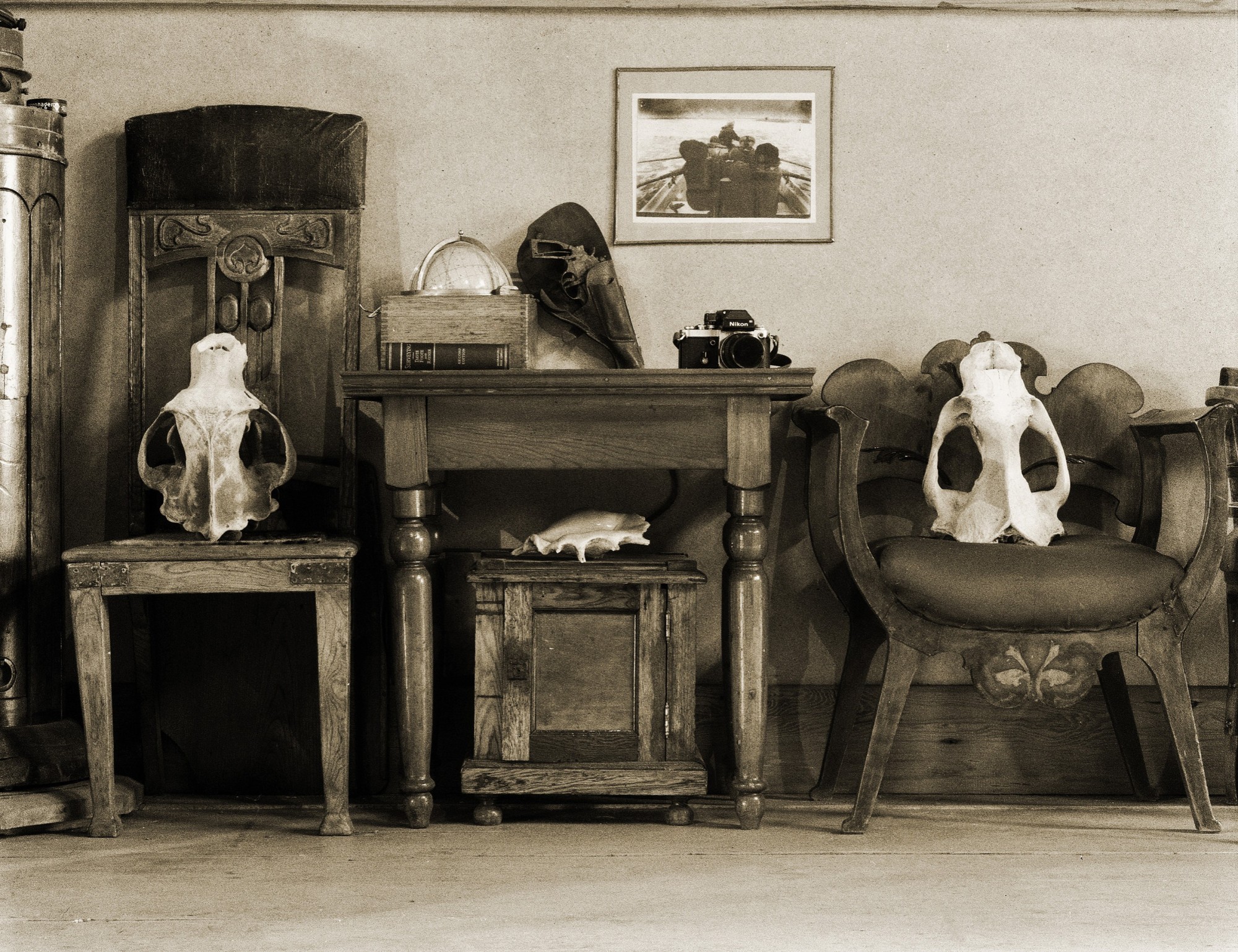 

Фотография художника Андрея Котлярчука. "Стулья и черепа". Принт тираж 1/350. Размер 50х38 см.