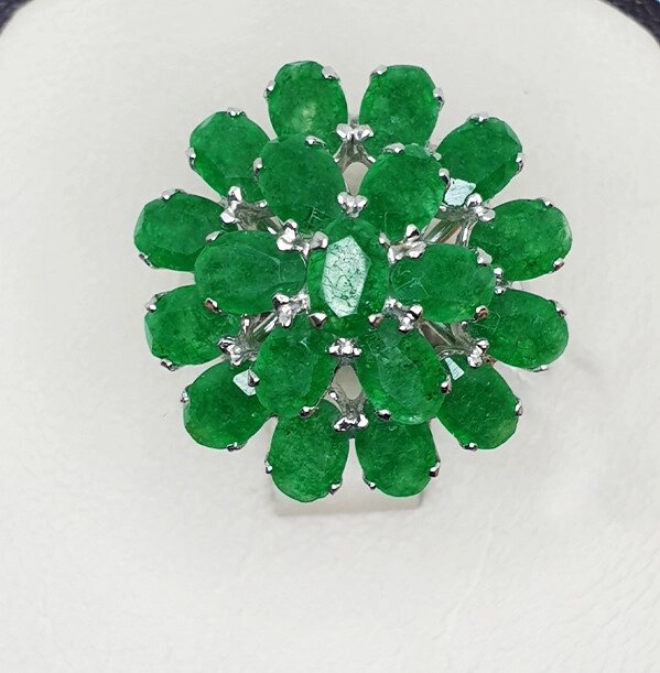 

Кольцо серебряное с изумрудом 18 8,15 г