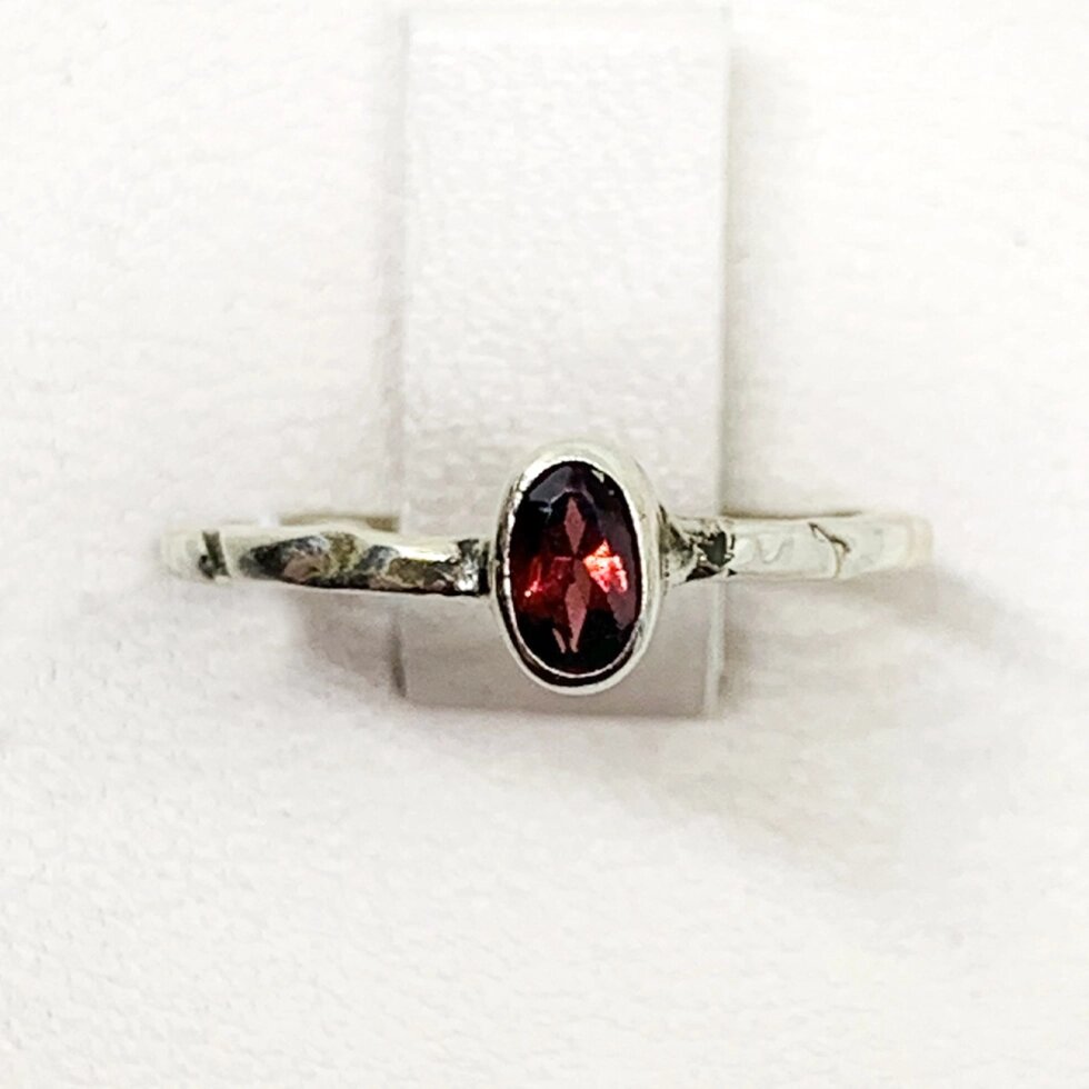 

Кольцо серебряное с гранатом 16 1,12 г