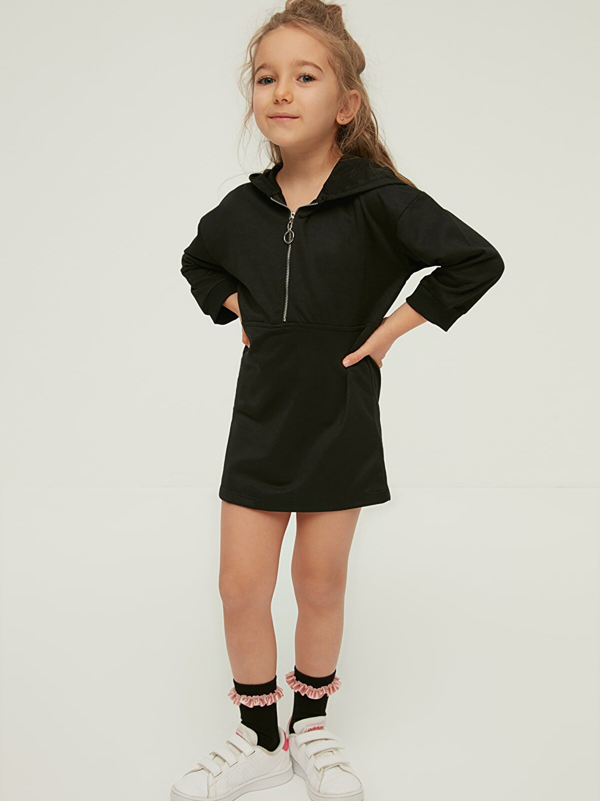Акція на Дитяче плаття для дівчинки Trendyol ТКДАВ22ЕЛ0215 122-128 см Чорне від Rozetka