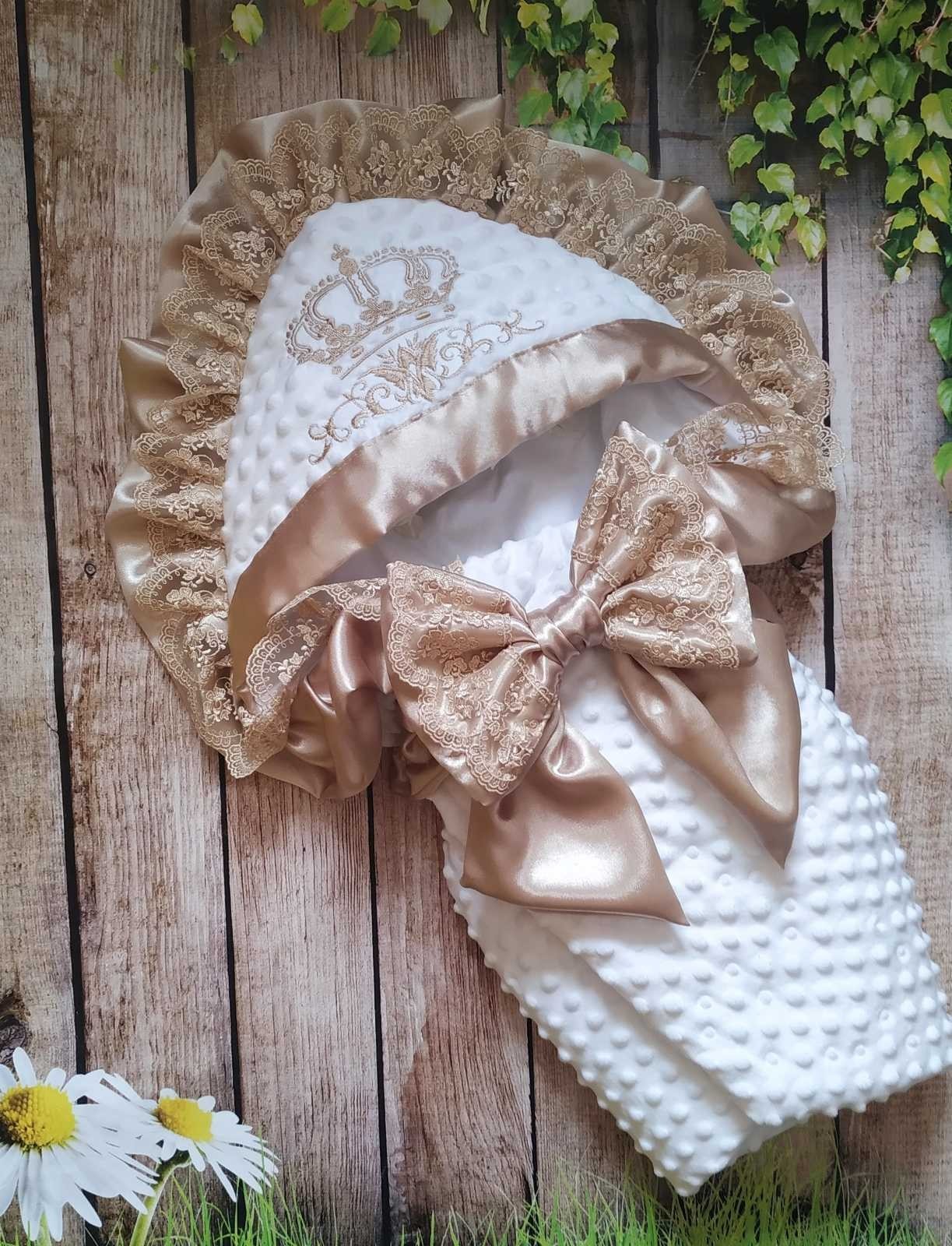 

Нарядный конверт на выписку для малыша, с кружевом, вышивкой, белый с бежевым