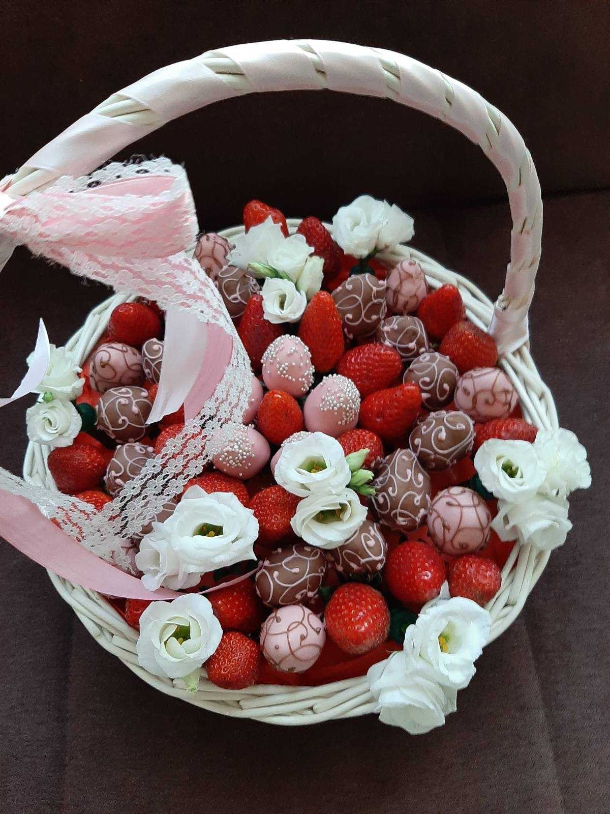 

Подарочная корзина с клубникой в шоколаде