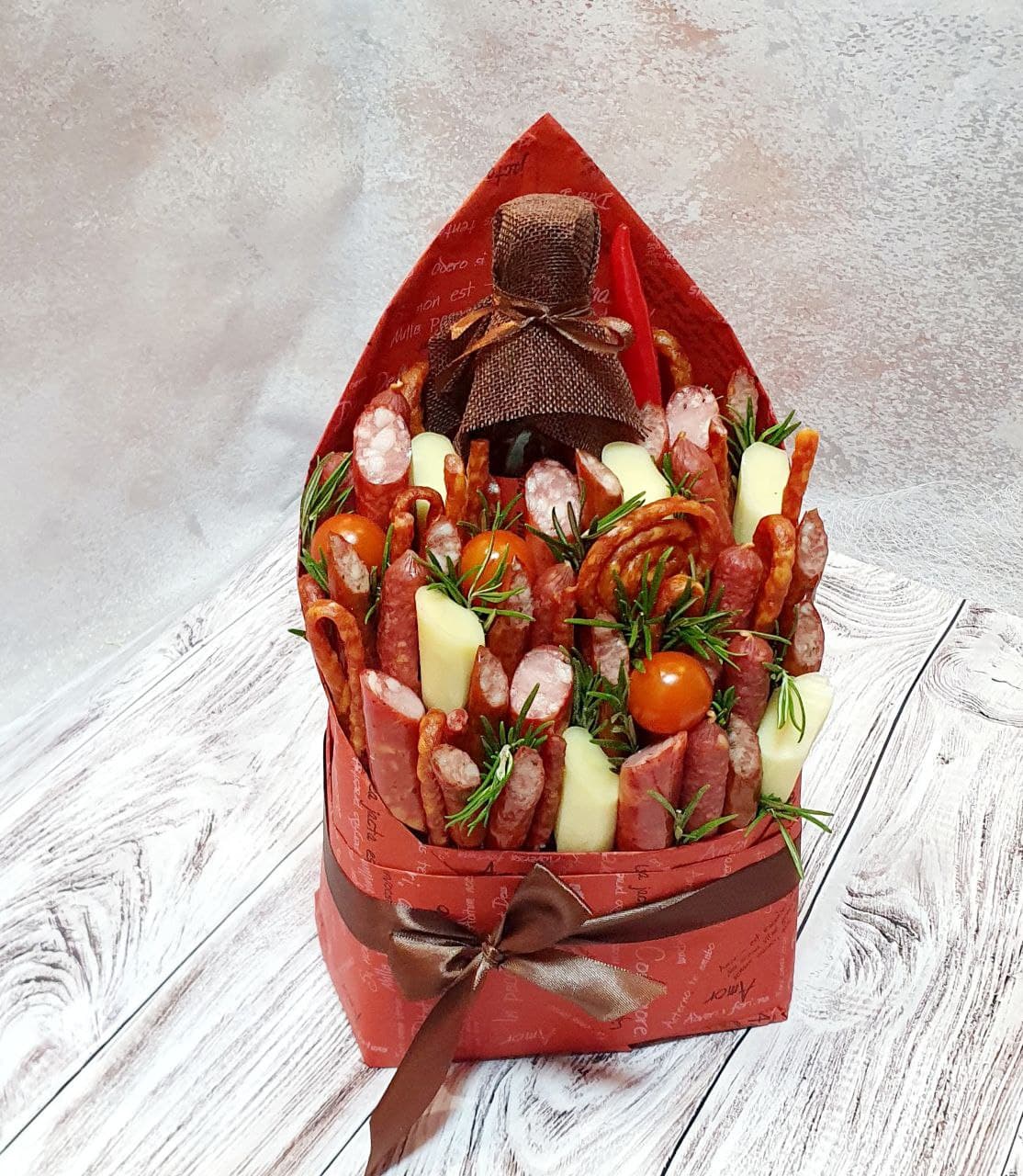 

Мясной конверт, съедобный подарок из закусок для папы, мужа, брата, друга, коллеги