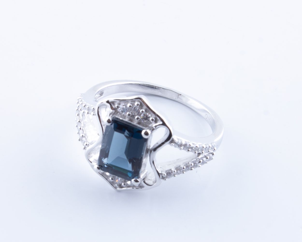 

Срібна каблучка 925 проби 3,69 г з лондон блю топазом з США та куб цирконія 2,26 карат BoutiqueTV розмір 19.0