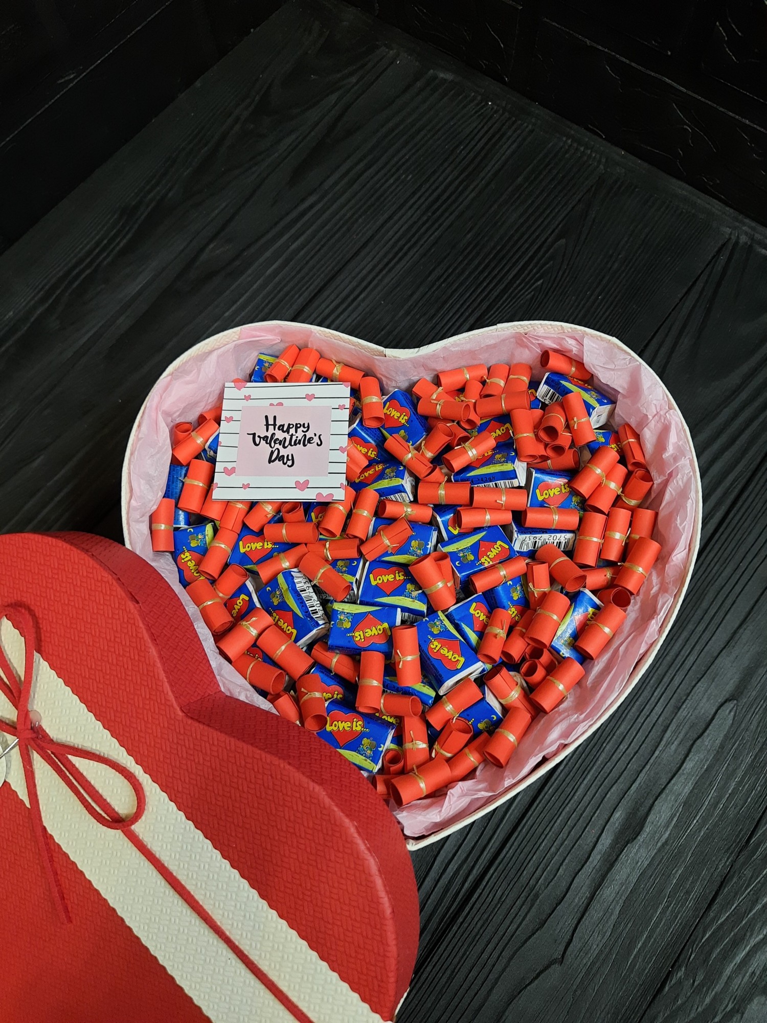 

Подарочный BOX Мега бокс с жвачками Love is и признаниями в люблю 042