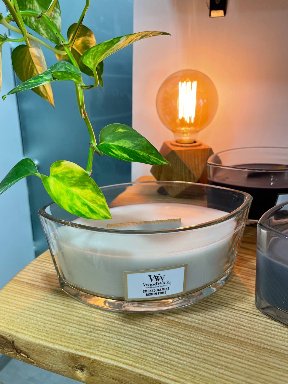 

Ароматическая свеча с ароматом жасмина Woodwick Ellipse Smoked Jasmine 453 г