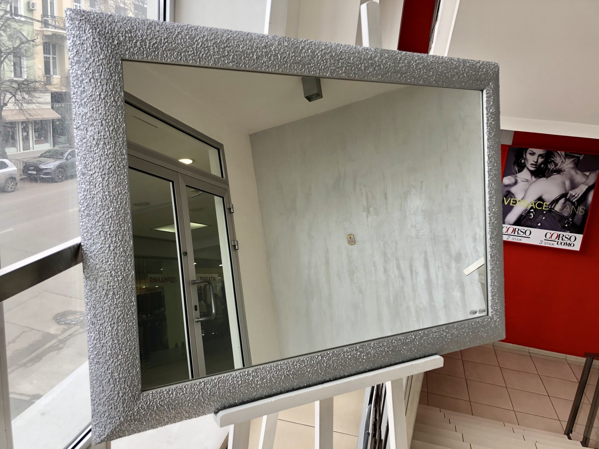 

Зеркало в деревянной раме габаритным размером 1050х750мм FRAMES.POSTERS.DECOR (з14)
