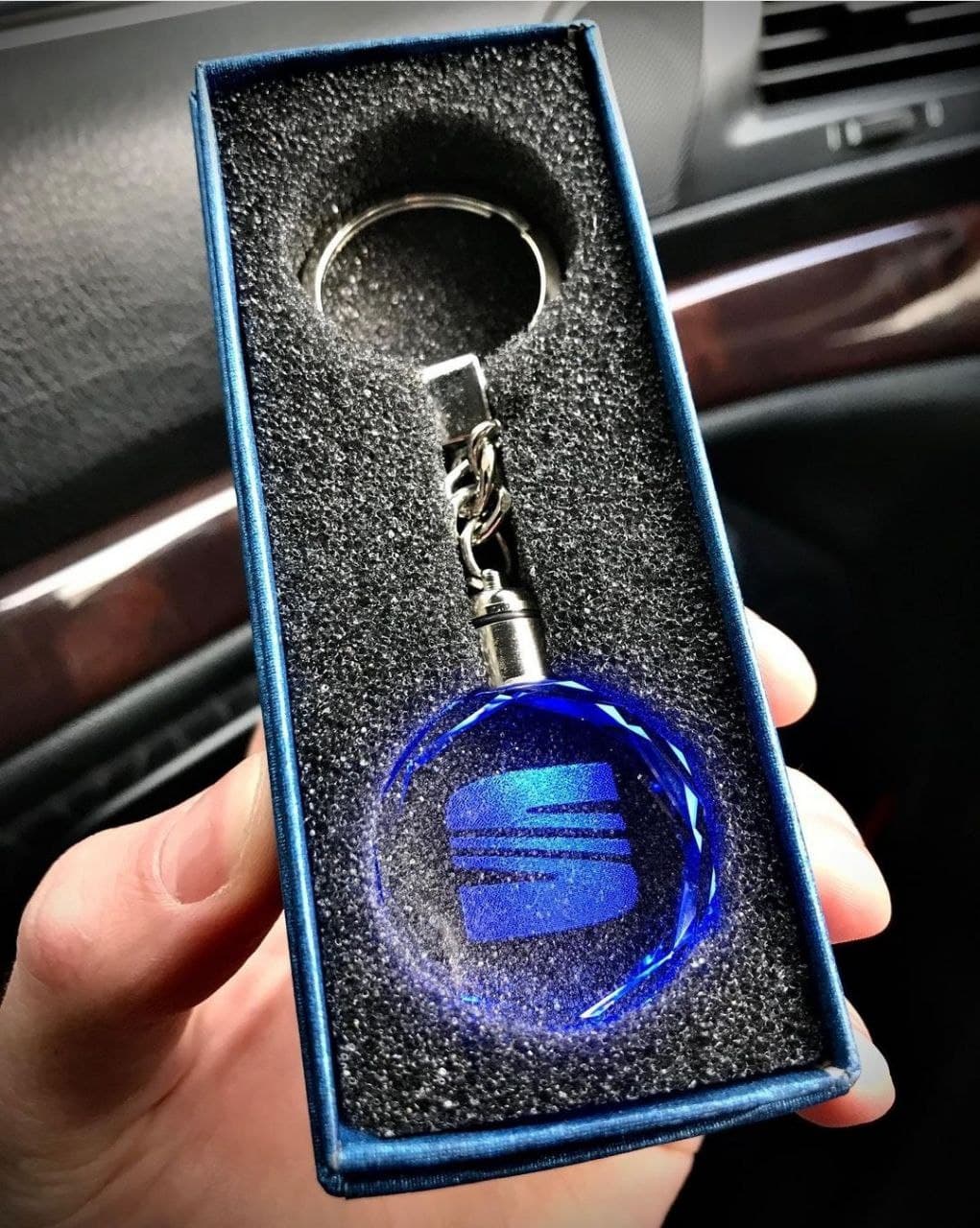 

Led брелок кристал з підсвічуванням SEAT (8091)
