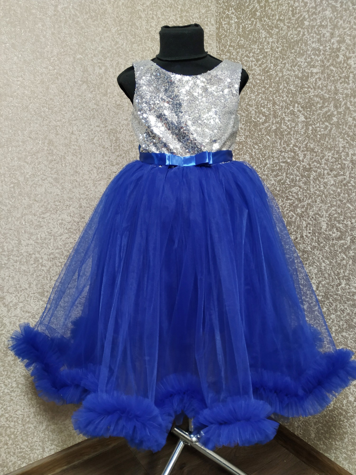 

Платье на девочку с пайетками на 6-8 лет рост 110-130 см синее