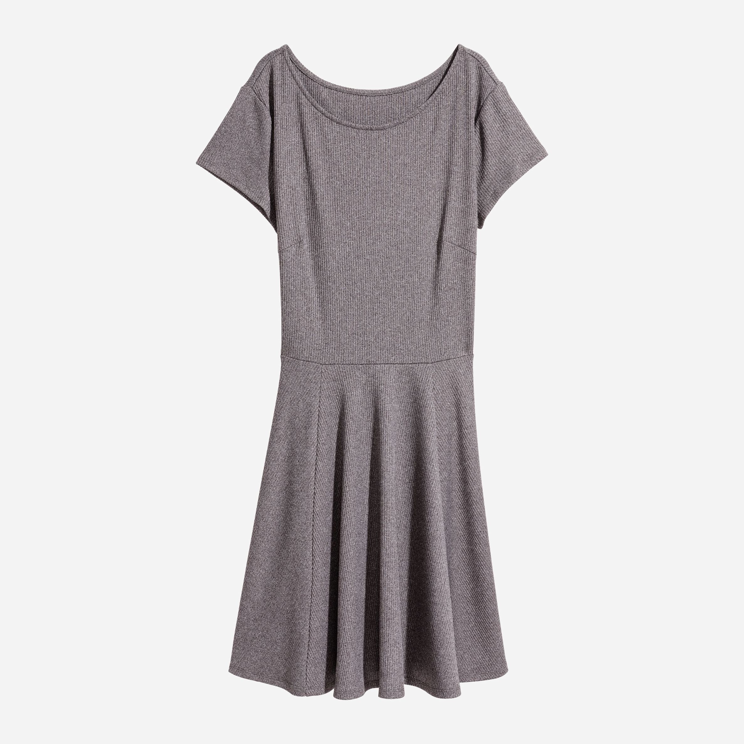 Акция на Сукня-футболка міді літня жіноча H&M 0547610002 S (165/88А) Темно-сірий меланж от Rozetka