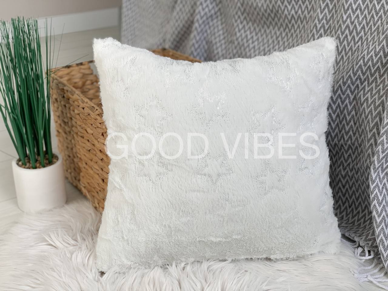 

Декоративная подушка с мягким плюшем и среблястыми звездами, белого цвета 40x40