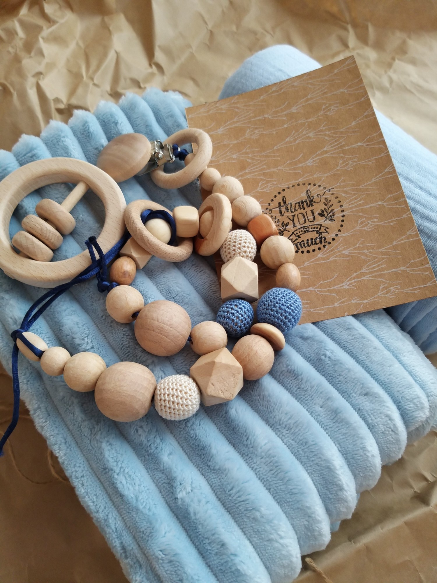 

Подарочный набор для мамы и малыша: плюшевый плед, муслиновый плед, грызунок колечком, держатель на прищепке и деревянная монтессори погремушка голубой