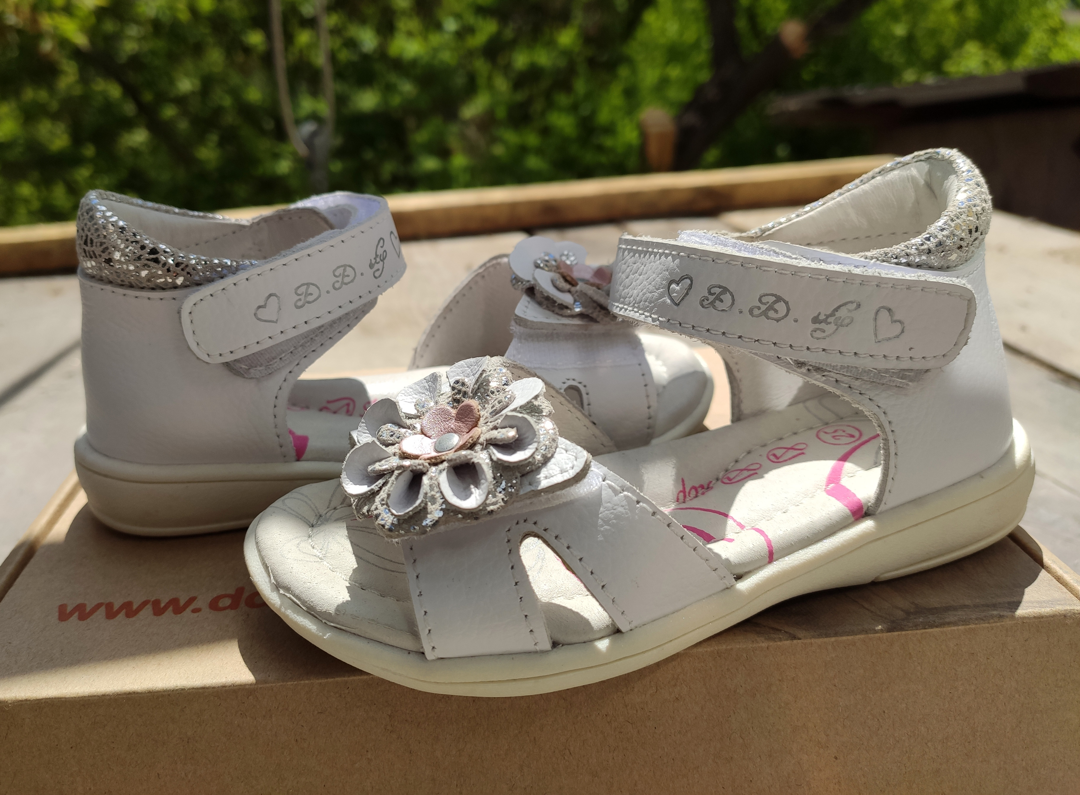 

Кожаные босоножки для девочки DD step K03-6HM белого цвета. 28