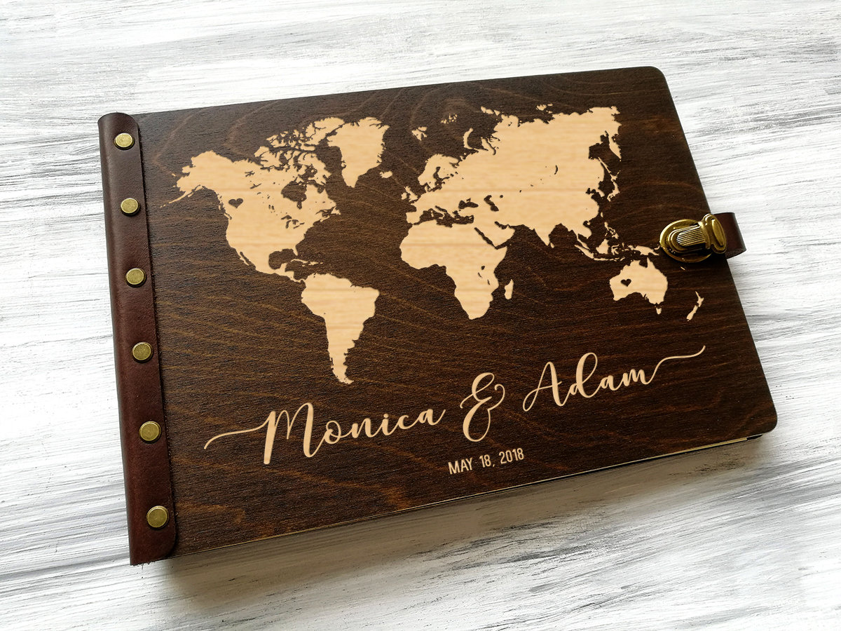 

Книга пожеланий для свадьбы "Мир путешествий" с персонализацией, 40 листов черных без линовки, А4, Темное дерево, WOODPRESENT